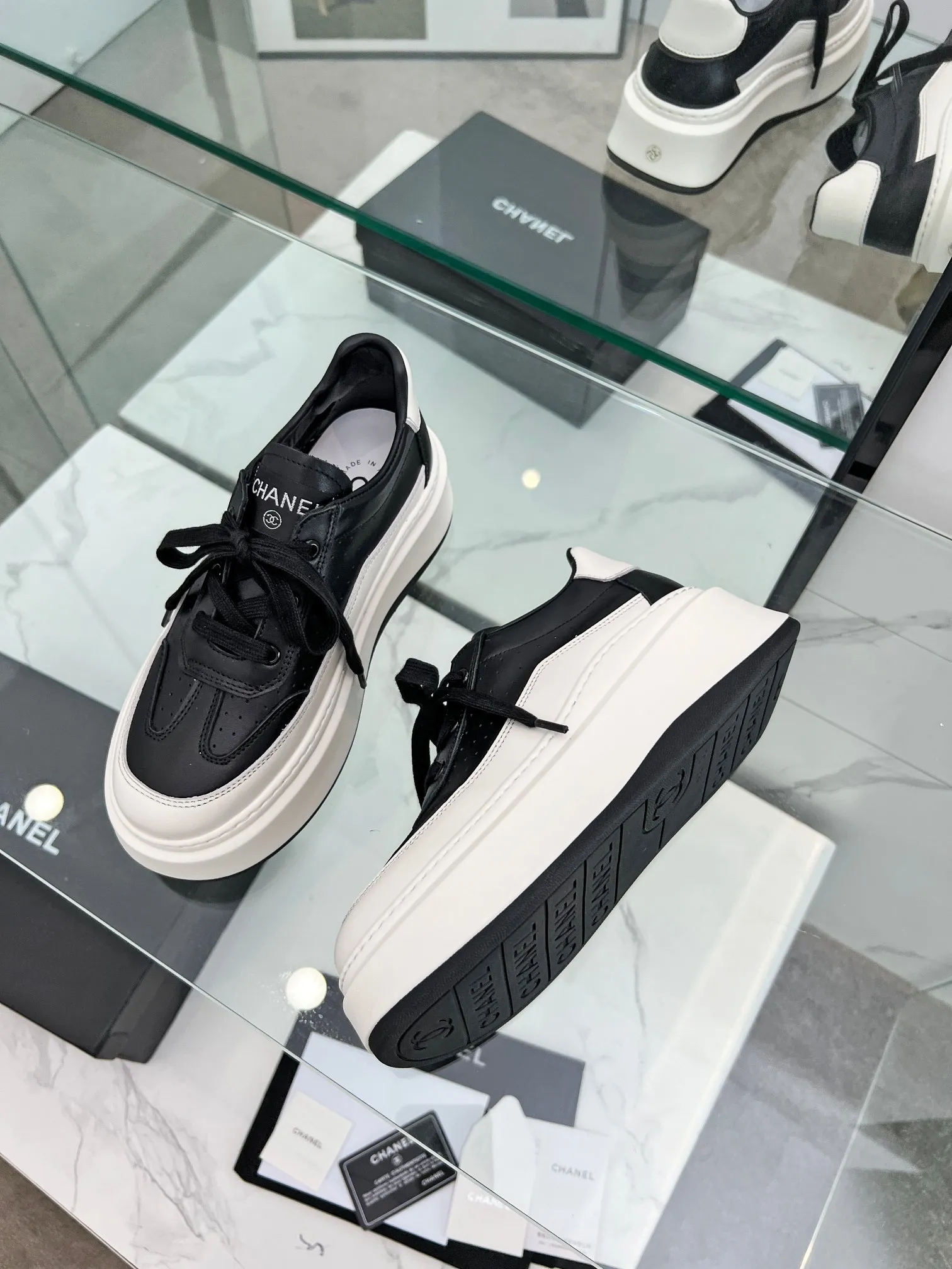 👟👟Ex-factory price 540👟👟 Super popular - Chanel Chanel 2024 new casual sports shoes and sneakers, hard to find in the counter. Super beautiful color, very versatile, super comfortable, full of little fragrance, classic, durable and versatile, with spliced upper materials, real cowhide, sheepskin lining, original pU+Tpa sole, good resilience, Wear light, white, white and black, white and yellow code number: 35-40
